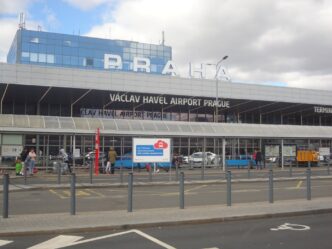 Terminál Letiště Václava Havla Praha zvenčí s příjezdovou komunikací