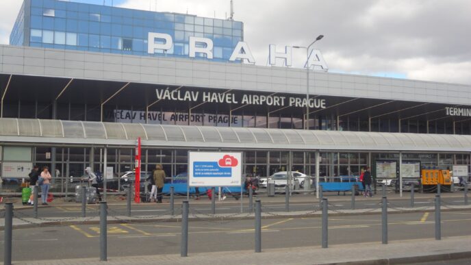 Terminál Letiště Václava Havla Praha zvenčí s příjezdovou komunikací