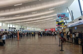 Odletová hala letiště Vídeň-Schwechat s odbavovacími přepážkami