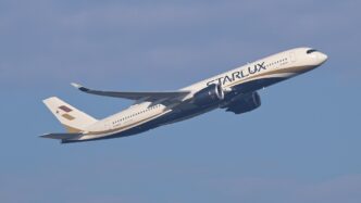 Širokotrupý Airbus A350-900 tchajwanské aerolinky Starlux stoupá po vzletu, podvozek zasunutý, pohled zboku